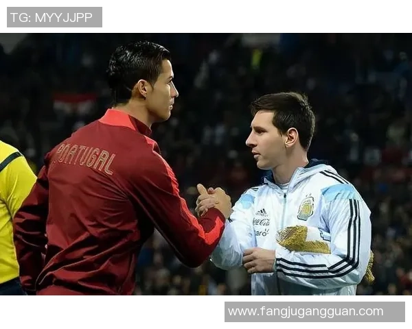 足球明星与女友甜蜜同框球场瞬间展现爱情与激情的完美结合